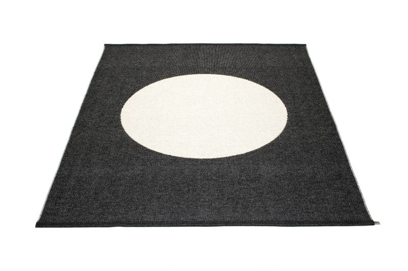 Vera One Pappelina Teppich, schwarzer Kunststoffteppich mit großem weißen Kreis, modernes Design, 180x230 cm.